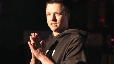 Daudziem improvizatoriem ir bail no klusuma auditorijā, saka Mareks Ruskuls jeb Improbomzis. «Stāsts ir jāuzbūvē. Kāp kalnā, un tā galā ir emocija — visbiežāk smiekli.» Taču atmodināt skatītājos citas emocijas esot augstāka likme, uz ko tiekties, viņš atklāj.