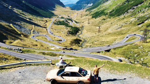 Uz lielceļa, kas šķērso Fegeraša kalnus  Rumānijā. Ceļojumā līdz Melnajai jūrai viņi devās ar vecu ar auto, kas nopirkts par 400  eiro.