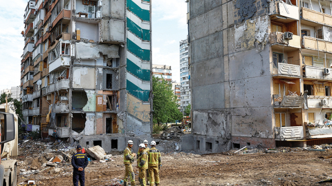 Glābšanas dienesti Kijivā pabeiguši pussagrautā deviņstāvu nama drupu novākšanu — Krievijas raķetes triecienā dzīvību zaudēja 24 cilvēki.