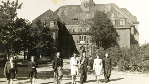 Baltijas Universitātes studenti sākot mācības Hamburgas vēstures muzeja ēkā 1946. gada pavasarī