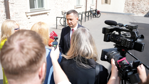 Uzzinot, ka no Armanda Krauzes (attēlā) vadītās Zemkopības ministrijas kokrūpnieki panākuši to, ko bija cerējuši arī agrāk, iepriekšējam ministram Didzim Šmitam «atkārās žoklis».