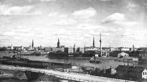 Skats uz Langes un dēla kuģu būves uzņēmumu pie Āgenskalna līča ap 1900. gadu