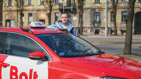 «Ja neviens nerunās, nekas nemainīsies,» saka liepājnieks Edgars Kudums. Viņam pieder taksometru firma ar savu tālruņa līniju un sešiem darbiniekiem. Tomēr paralēli turpina vadāt Bolt klientus, jo citādi būtu maz darba.