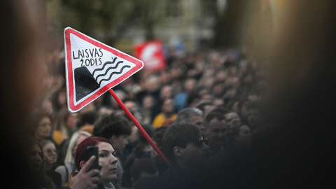 Iedzīvotāju protests Viļņas centrālajā laukumā šā gada aprīlī. Viens no populārākajiem lozungiem bija brīdinājuma ceļazīme Krastmala ar ūdenī krītošu vārda brīvību.