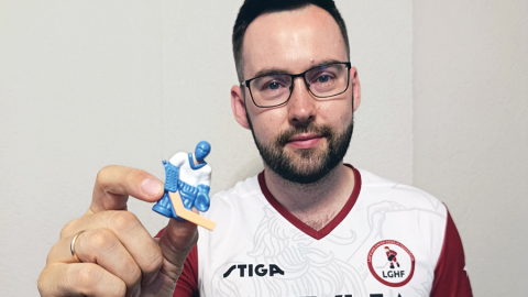«Galda hokejā svarīga veiklība un kustību koordinācija, bet jo īpaši mentālā noturība. Labākie sportisti tehniski visi ir spējīgi izdarīt nepieciešamo, jautājums ir, vai tas izdosies izšķirīgajā brīdī,» stāsta Edgars. Foto no personīgā arhīva