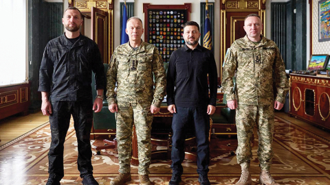 Jaunais Ukrainas aizsardzības ministrs Jevgeņijs Hmara (no kreisās), bijušais Bruņoto spēku virspavēlnieks Oleksandrs Sirskis, Valsts prezidents Volodimirs Zelenksis un jaunais virspavēlnieks Mihailo Drapatijs.