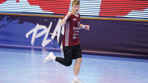 Jau 2022. gadā, būdams 15 gadus vecs, Valdis kļuva arī par Latvijas vīriešu izlases visu laiku jaunāko spēlētāju un vārtu guvēju.
