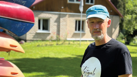 «Kopš pierobežā beiguši pienākt šūnapraides brīdinājumi, cilvēki pamazām atsāk šurp braukt. Augustā tūristu skaits jau ir aptuveni tāds pats kā citos gados. Ja atkal nekas nenotiks, visam vajadzētu būt kārtībā, un jācer, ka turpmāk būs labāk nekā līdz šim,» stāsta tūrisma gids un skolotājs Krāslavas novadā Aivars Vagalis.
