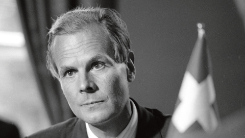 Šveices vēstnieks Jene K. A. Štēhelins vizītē Latvijā uzturējās 1991. gada 4.—5. septembrī un tikās ar amatpersonām gan Latvijas Republikas Ārlietu ministrijā, gan Augstākajā Padomē. Foto — Uldis Pāže. Latvijas Nacionālā arhīva krājums