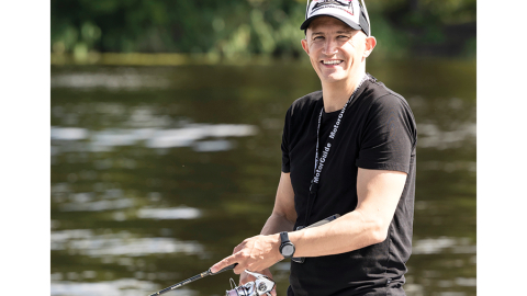 «Lielākā daļa manu klientu ir makšķernieki. Viņi grib iemācīties ķert zivis tā, kā to daru es,» saka Kaspars Holms.