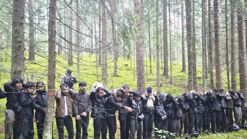 Augustā Krāslavas novadā robežsargi notvēra 28 personas, kuras bija nelikumīgi šķērsojušas robežu pa izraktu pazemes tuneli. Foto — Valsts robežsardze