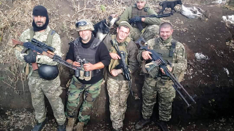 Vitālijs (pirmais no kreisās) ar cīņubiedriem frontē. Foto tapšanas vieta un laiks nav zināmi.