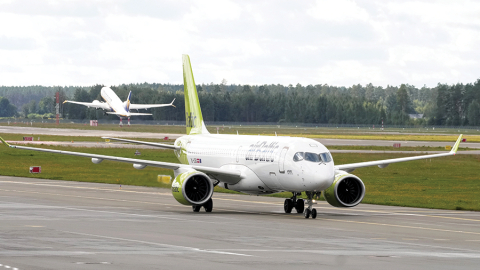 airBaltic lidmašīna Rīgas lidostā 3. septembrī.