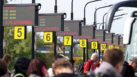 Tablo par atceltiem reisiem Rīgas starptautiskajā autoostā 16. septembrī.
