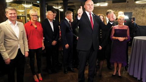Andris Kulbergs (priekšplānā) ar saviem partiju apvienības  kolēģiem vēlēšanu dienas vakarā, gaidot balsojuma rezultātus.