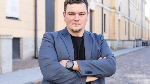 Arheologs Artūrs Tomsons vietā pie mākslas muzeja Arsenāls, kur vasarā atrada aproci.