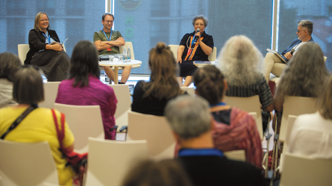 6. Pasaules Poļu literatūras tulkotāju kongresa diskusijā Maldinošā vienkāršība par bērnu literatūras tulkošanu piedalās Ingmāra Balode (pirmā no kreisās), Martins Veselka (Čehija), Vu Lana (Ķīna); moderators Mihals Rušineks. Foto — Kuba Ocepa / Instytut Książki