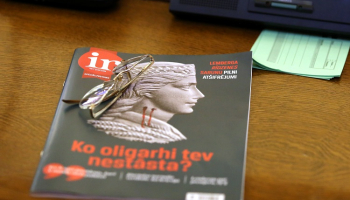 Žurnāla "Ir" speciālizdevums par oligarhu lietu uz Saeimas deputāta darba galda ārkārtas sēdē, kurā lēma par parlamentārās izmeklēšanas komisijas sastāvu. Foto: Edijs Pālens, LETA