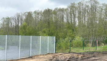 Igates izbūvētais zemākais zaļais žogs vairākos posmos tagad satiekas ar Valsts nekustamo īpašumu vadībā izbūvēto jauno žogu. Foto — Valsts nekustamie īpašumi