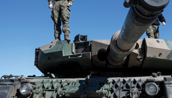 Poļu karavīrs NATO daudznacionālajā brigādē uz Leopard tanka
