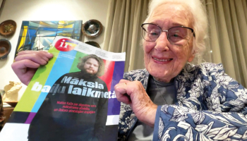 Vispirms Natālija Neiburga no Melburnas izlasa komentārus un tad — rakstu pēc raksta. Pēc tam pie žurnāla tiek viņas bērni un mazbērni, bet beigu beigās tas dodas pie senioriem, kas apmetušies Latviešu ciemā. Sarunas ekrānuzņēmums 