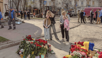 Pašrocīgi izveidotas piemiņas vietas Ukrainas ziemeļu pilsētas Sumu centrā, kur svētdien divu Krievijas raķešu triecienā tika nogalināti 34 cilvēki, tajā skaitā divi bērni.