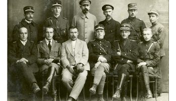 Valsts darbā. Dzelzceļa policijas Rēzeknes nodaļas darbinieki. 1921. gads. Fotogrāfs nezināms. Latvijas Nacionālā arhīva KFFDA krājums
