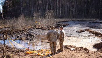No malas vieta purvā izskatās nekaitīga, taču tā ir ļoti bīstama. Foto — ASV armija
