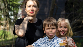 Inga ar dvīņiem Astrīdu un Raulu. Foto — Džozefs Sivenkijs