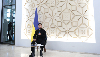 Ukrainas prezidents Volodimirs Zelenskis preses konferencē Ukrainas vēstniecībā Ankarā 15. maijā. Uz viņa piedāvājumu aci pret aci tikties ar Vladimiru Putinu Krievijas diktators tā arī neatsaucās.