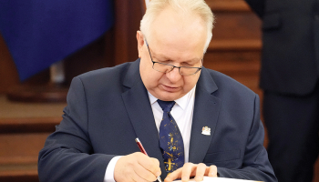 Juris Jakovins Saeimas deputāta svinīgā solījuma nodošanas laikā 2022. gada novembrī.