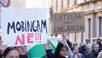Lielu skandālu sacēla Ogres mēra ideja izstādīt sankcijām pakļautā Krievijas oligarha Pjotra Avena porcelāna kolekciju, kas izraisīja konfliktu ar vietējā muzeja kolektīvu. Protestētāji piketā pie atbildīgās ministrijas pat prasīja Helmaņa atstādināšanu.