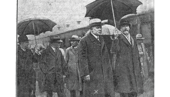 Latvijas premjerministrs Kārlis Ulmanis un Igaunijas ārlietu ministrs Jāns Tenisons zem viena lietussarga Tallinas stacijā 1931. gada augustā. Kas zina, varbūt tas bija Joelsona izstrādājums