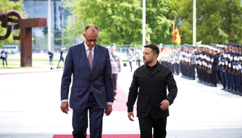 Vācija un Ukraina vienojās par militāro sadarbību, kurā Berlīne palīdzēs finansēt tālas darbības ieroču ražošanu Ukrainā. Vienošanos parakstīja Ukrainas prezidenta Zelenska vizītē Berlīnē, pirmie ieroči būšot gatavi 2026. gada jūnijā. Vācija Ukrainai dos papildu militāro palīdzību piecu miljardu eiro vērtībā.