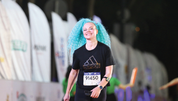 Kolekcionējot maratonus, jāatrisina dažādi izaicinājumi. Reiz Samanta skrējusi vairākus maratonus Āzijā. Pieveikusi distanci karstajās Maldīvās un atklājusi, ka kļūdījusies plānošanā un nākamajā dienā jau jāskrien ziemā — Vendrā Igaunijā. Arī tur Samanta paguva nokļūt. Atēlā: Hošiminā Vjetmanā 2023. gadā.