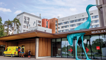Ieeju Neatliekamās medicīnas centrā iezīmē zila dzērve. Tikko ievests bērns, kurš guvis smagu traumu, bez ķiveres braucot un krītot no mikromobilitātes rīka.