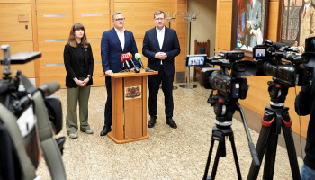 Partijas Progresīvie politiķi — Justīne Panteļējeva, mēra amata kandidāts Viesturs Kleinbergs un Mārtiņš Kossovičs — nākamās Rīgas domes koalīcijas veidošanas sarunu laikā 10. jūnijā.