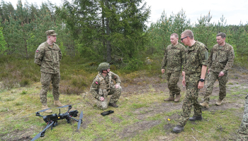 Valsts prezidenta Edgara Rinkēviča vizītes laikā Sēlijas militārajā poligonā maijā. Foto — Ilmārs Znotiņš, Valsts prezidenta kanceleja