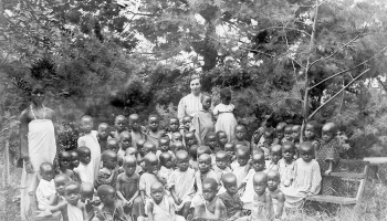 Latviešu misionāre Emma Elizabete Zēzemane ar skolēniem Tanzānijā ap 1905.—1910. gadu