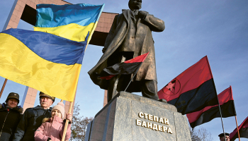 Pie Stepana Banderas pieminekļa Ļvivā Ukrainā viņa 116. dzimšanas dienā. 2025. gada 1. janvāris. Foto – Jurijs Djačišins, AFP/LETA