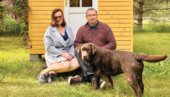 Ēriks ar sievu Ilutu un ģimenes četrkājaino draugu Enisu — 1,5 gadus vecu labradoru meiteni.