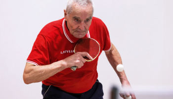 Gunārs joprojām ir sporta skolotājs Liepājas Mūzikas, mākslas un dizaina vidusskolā. «Rudenī būs jau 58 gadi, kopš strādāju. Man šķiet, ka es varētu būt vecākais sporta skolotājs Latvijā». Foto – Ģirts Gertsons