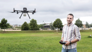 Klāvs Strelēvics, SIA Vides izpēte īpašnieks un vadītājs. Bieži vien savā mērnieka darbā viņš izmanto dronu, pie kura piestiprināta attālās uzrādes tehnoloģija LiDAR. Tā mērījumu apkopošanai izmanto lāzera impulsu.
