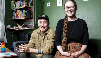 Dāvids Rezņiks-Martovs un Laura Auliciema uzsver, ka tas ir iespējams — vienlaikus nosodīt teroristisko grupējumu Hamās un iestāties par palestīniešu tiesībām. «Tas nav savstarpēji izslēdzoši,» saka Laura. «Mēs iestājamies par starptautisko tiesību ievērošanu visās pusēs.»
