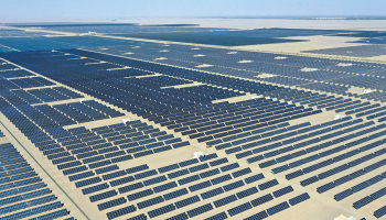 Pašlaik pasaulē lielākais saules enerģijas parks pie Urumči pilsētas Ķīnas ziemeļos — tas izpleties 133 kvadrātkilometros.