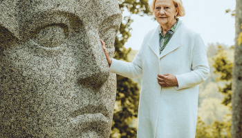 Anna Jurkāne pie Spīdolas skulptūras.