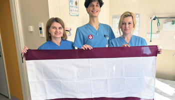 Valters paguvis iepazīt slimnīcu no dažādiem skatpunktiem. Tagad viņš ir medicīnas asistents  hematoonkoloģijas nodaļā un ar savām mentorēm dakterēm Santu Kursīti un Lieni Smani darbojas pētniecībā. Viņiem rokās Valsts asinsdonoru centra kampaņas karogs.