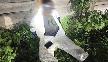 Policijas filmētā video ekrānuzņēmumā redzama viena no aizturētajām personām