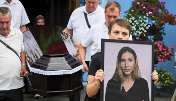 Kolēģe nes žurnālistes Viktorijas Roščinas ģīmetni viņas izvadīšanā Kijivā 8. augustā