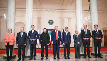 EK prezidente Urzula fon der Leiena (no kreisās), Lielbritānijas premjerministrs Kīrs Stārmers, Somijas prezidents Aleksanders Stubs, Ukrainas prezidents Volodimirs Zelenskis, ASV prezidents Donalds Tramps, Francijas prezidents Emanuels Makrons, Itālijas premjerministre Džordža Meloni, Vācijas kanclers Frīdrihs Mercs un 
NATO ģenerālsekretārs Marks Rute pirms sarunām Baltajā namā 18. augustā.